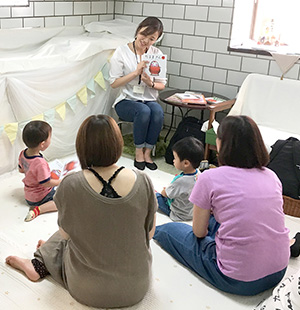 木馬のおはなし会の様子